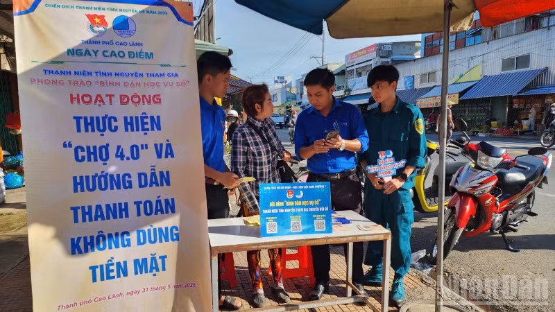 ndo_br_doan-vien-thanh-nien-tinh-nguyen-huong-dan-tieu-thuong-va-khach-hang-su-dung-dien-thoai-quet-ma-qr-de-thanh-toan-5113.jpg