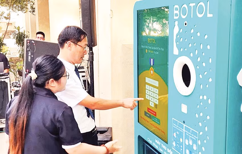 Người dân trải nghiệm sử dụng máy Đặt cọc - Hoàn trả. 