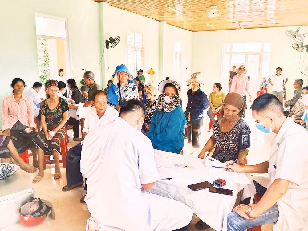 Chăm lo sức khỏe cho đồng bào dân tộc thiểu số tại Trung tâm y tế xã Tà Rụt.