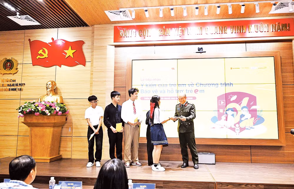 Đại tá Hà Văn Bắc, Phó Cục trưởng An ninh mạng và phòng, chống tội phạm sử dụng công nghệ cao, nhận Bản tổng hợp ý kiến từ 2.775 trẻ em.