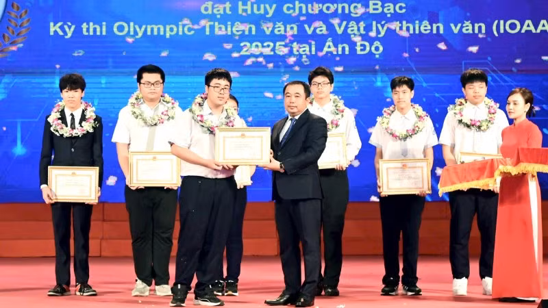 Bí thư Thành ủy Hà Nội Trần Đức Thắng trao thưởng cho học sinh có thành tích xuất sắc.