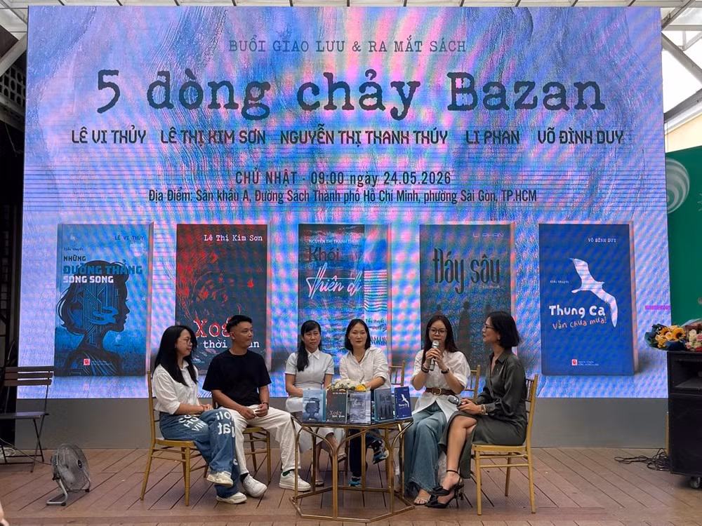 Các cây bút trẻ chia sẻ tại buổi giao lưu và ra mắt sách "5 dòng chảy Bazan".