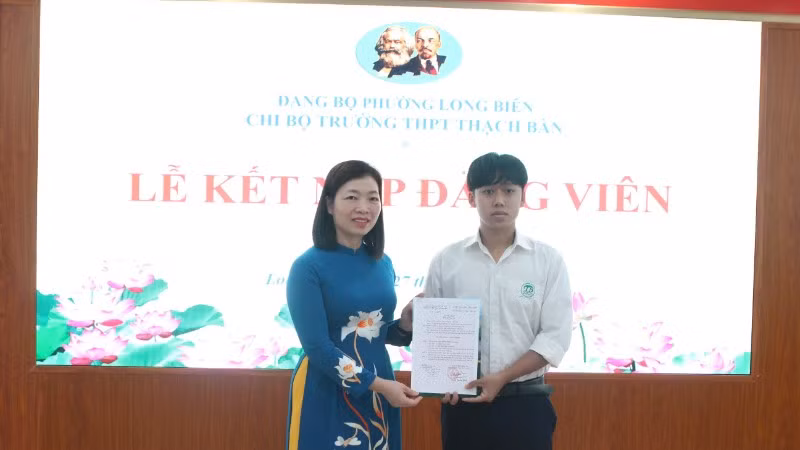 Thường trực Đảng ủy phường Long Biên trao quyết định kết nạp Đảng cho học sinh ưu tú trường Trung học phổ thông Thạch Bàn.