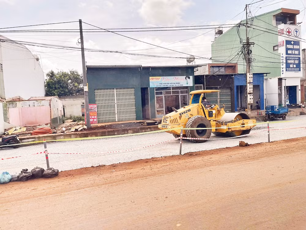 Các nhà thầu thi công đẩy nhanh tiến độ thi công Dự án đường Hồ Chí Minh đoạn tránh phía đông Buôn Ma Thuột.
