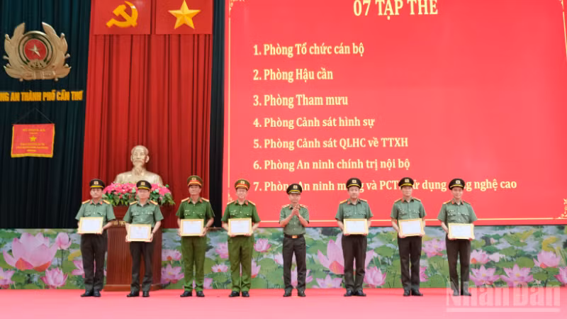 Giám đốc Công an thành phố Cần Thơ trao khen thưởng các tập thể, cá nhân có thành tích xuất sắc trong công tác.