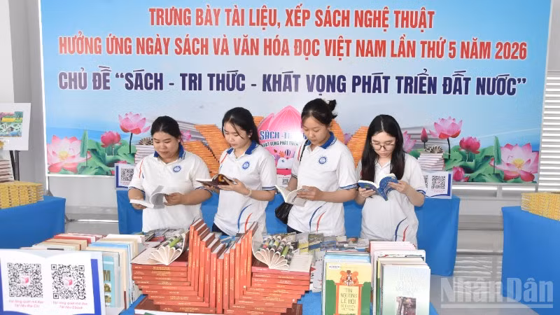 Sinh viên Trường đại học Tiền Giang đọc sách tại Lễ phát động hưởng ứng Ngày Sách và Văn hóa đọc Việt Nam lần thứ 5 năm 2026 diễn ra ngày 15/4.