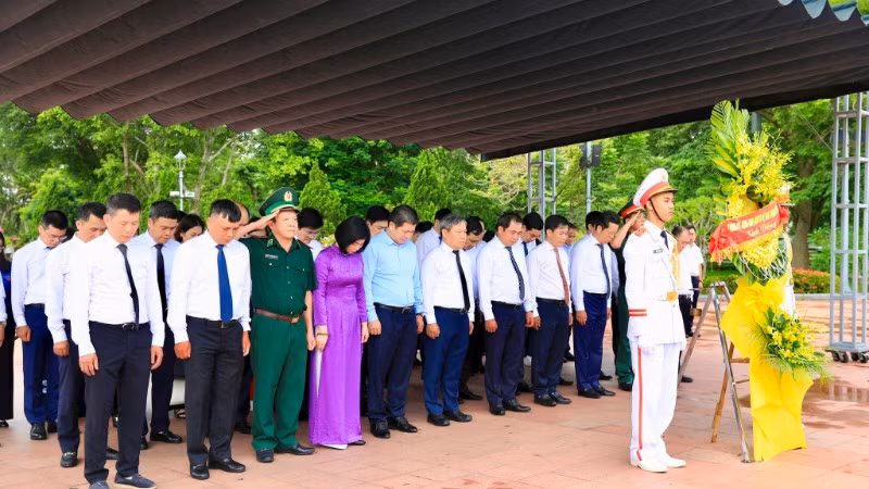 Đoàn đại biểu thành phố Hà Nội thành kính dâng hương tưởng niệm tại Thành cổ Quảng Trị. (Ảnh: Thái Quang)