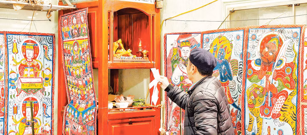 Tranh thờ của người Dao ở Ba Vì, Hà Nội đầy màu sắc và mang ý nghĩa tâm linh, giáo dục sâu sắc.