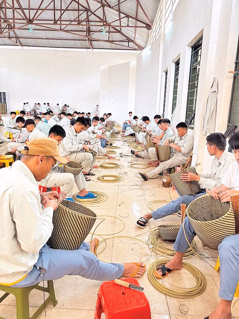 Một lớp học nghề thủ công mỹ nghệ tại Cơ sở cai nghiện ma túy tỉnh Điện Biên.