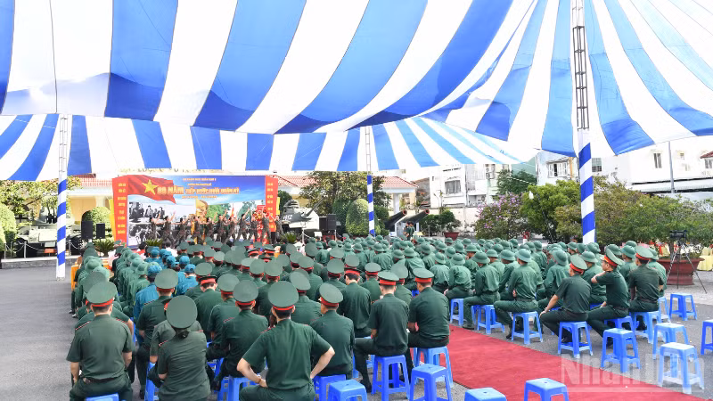 Toàn cảnh khai mạc.