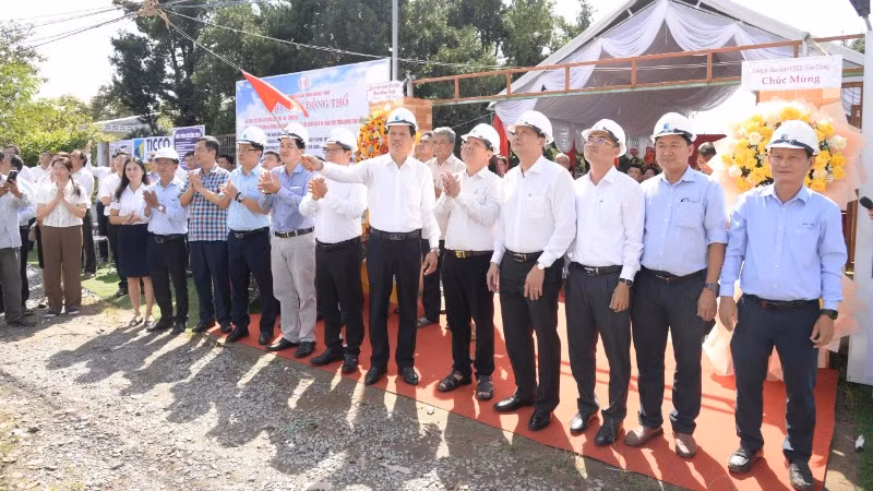 Lãnh đạo tỉnh Đồng Tháp phát lệnh động thổ các công trình.