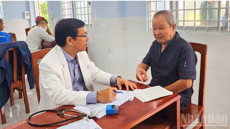 Người dân nên chủ động tham gia bảo hiểm y tế từ sớm để có sự bảo vệ khi cần chăm sóc sức khỏe. (Ảnh: VĂN ÚT)
