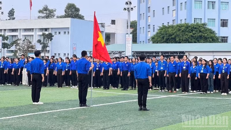 Đoàn viên trên địa bàn tỉnh Đồng Tháp tổ chức chào cờ Chào mừng Đại hội đại biểu toàn quốc lần thứ XIV của Đảng.