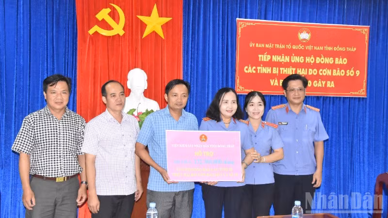 Viện Kiểm sát nhân dân tỉnh Đồng Tháp ủng hộ 132,3 triệu đồng cho nhân dân bị ảnh hưởng các cơn bão gây ra.