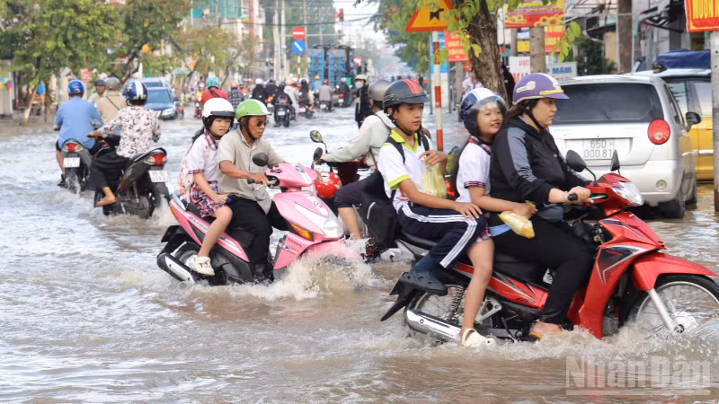 Các đợt triều cường thường làm ngập một số tuyến đường ven sông Hậu. (Ảnh: TƯỜNG VY)