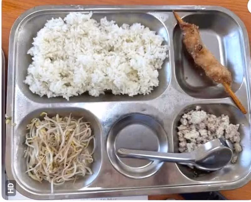 Hình ảnh suất cơm bán trú tại trường Tiểu học Trung Giã do phụ huynh phản ánh. (Ảnh: Mạng xã hội)