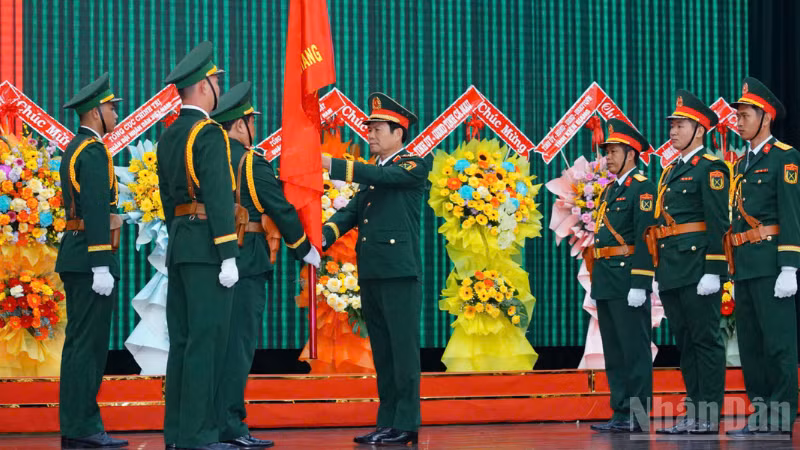 Đại tướng Nguyễn Tân Cương, Ủy viên Ban chấp hành Trung ương Đảng, Ủy viên Thường vụ Quân ủy Trung ương, Tổng Tham mưu trưởng, Thứ trưởng Quốc phòng trao quân kỳ Quyết thắng cho các đơn vị thành lập mới trên địa bàn Quân khu.