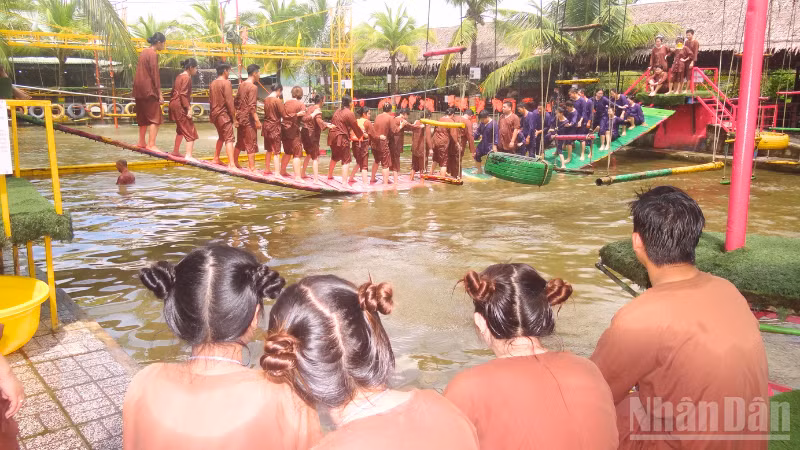 Du khách trải nghiệm các trò chơi tại Làng du lịch Ông Đề, thành phố Cần Thơ.