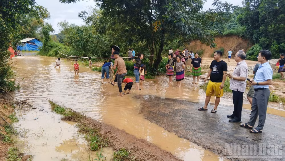 Lãnh đạo Ủy ban nhân dân xã Tà Đùng (Lâm Đồng) kiểm tra thực tế tại các khu vực ngập lụt. (Ảnh: CTV)
