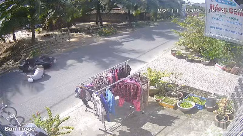 Hiện trường ông N.T.S ngã xuống do vướng dây cáp (Ảnh cắt từ clip).