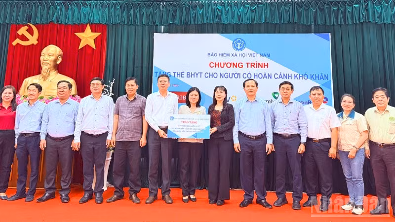 Bảo hiểm xã hội thành phố Cần Thơ tặng thẻ bảo hiểm y tế cho người có hoàn cảnh khó khăn. 