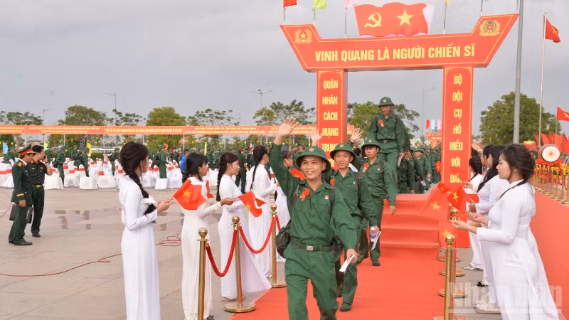 Thanh niên Đồng Tháp lên đường nhập ngũ sáng 5/3.