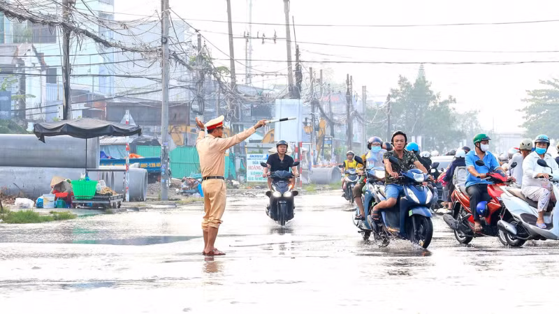 Lực lượng Cảnh sát giao thông điều tiết phương tiện, hướng dẫn người dân lựa chọn hướng di chuyển phù hợp, an toàn. (Ảnh: Công an cung cấp)