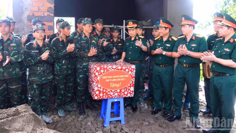 Thiếu tướng Nguyễn Minh Triều tặng quà, động viên cán bộ, chiến sĩ Trung đoàn 3, Sư đoàn 330. (Ảnh: CÔNG KHANH)