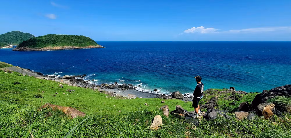 Trước mắt anh Phương Nam, Côn Đảo mở ra biết bao nhịp sống xanh, nguyên sơ, trong trẻo. Ảnh: MINH LÊ