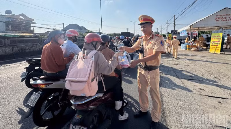 Lực lượng Cảnh sát giao thông tổ chức phát nước cho người dân.