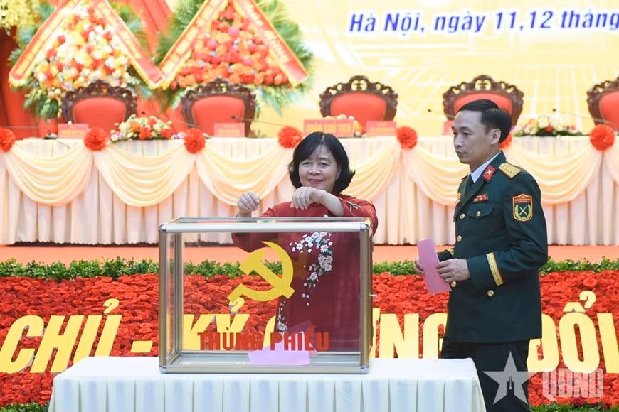 dai-hoi-tien-hanh-bo-phieu-bau-ban-chap-hanh-dang-bo-bo-tu-lenh-thu-do-ha-noi-nhiem-ky-2025-2030anh-hoang-viet.jpg