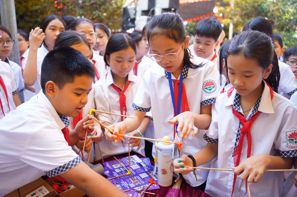 hoc-sinh-tieu-hoc-trai-nghiem-tai-gian-hang-stem-robotics-ai-cua-learn-to-leap.jpg