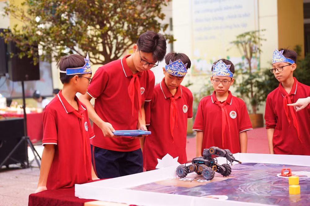 hoc-sinh-thi-dau-robot.jpg