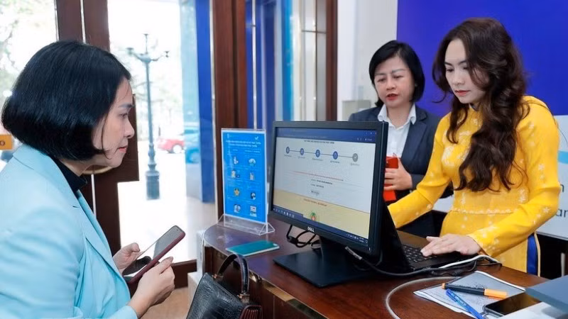 Người dân thực hiện dịch vụ công trực tuyến. (Ảnh: TTXVN) 