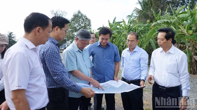 Đoàn công tác khảo sát dự án phía đông của tỉnh Đồng Tháp.