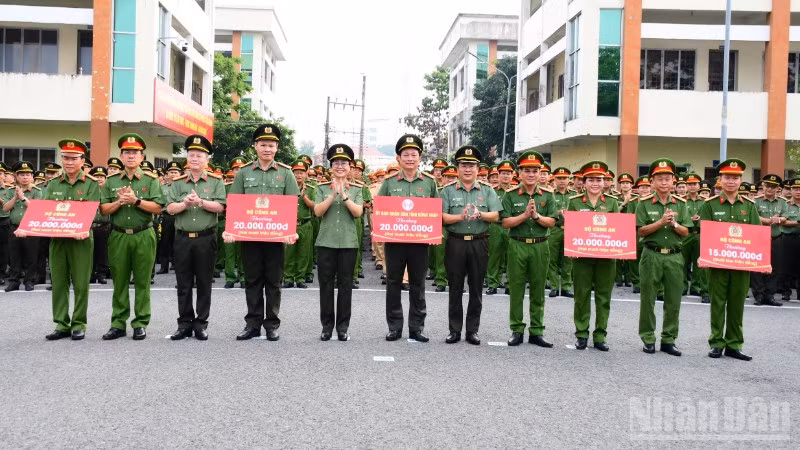 Đại diện Ban Giám đốc Công an tỉnh Đồng Tháp trao thưởng các tập thể lập thành tích xuất sắc trong công tác đấu tranh và phòng, chống tội phạm. 