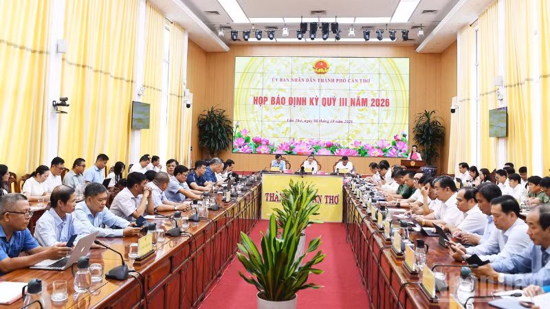 Quang cảnh họp báo định kỳ. (Ảnh: VĂN ÚT)