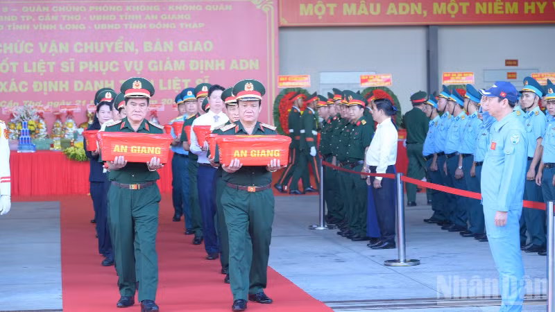 Thủ trưởng Bộ Tư lệnh Quân khu 9 bàn giao mẫu hài cốt liệt sĩ phục vụ giám định ADN. (Ảnh: HỮU TÀI) 