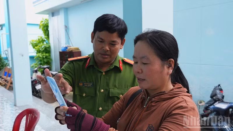Công an xã Tân Phước 3 (tỉnh Đồng Tháp) hướng dẫn người dân đăng ký tài khoản định danh điện tử VNeID.