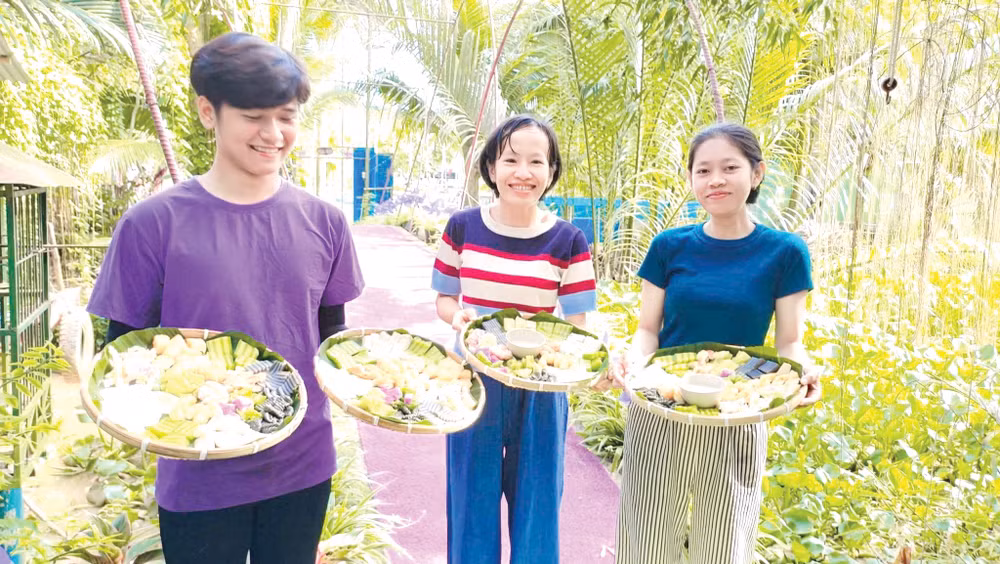 Du khách trải nghiệm tại “Về Nhà Homestay”.