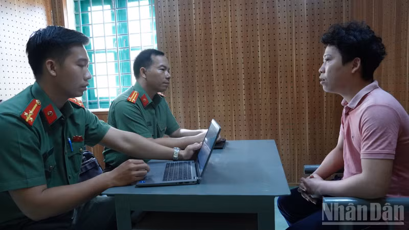 Cơ quan Cảnh sát điều tra Công an tỉnh Đồng Tháp làm việc với đối tượng Lê Thành An. (Ảnh: DUY PHƯƠNG)
