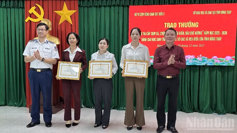 ndo_br_trao-thuong-cho-cac-tap-the-truongf-dat-thanh-tich-xuat-sac-trong-cuoc-thi-truc-tuyen-em-yeu-bien-dao-que-huong-8468.jpg