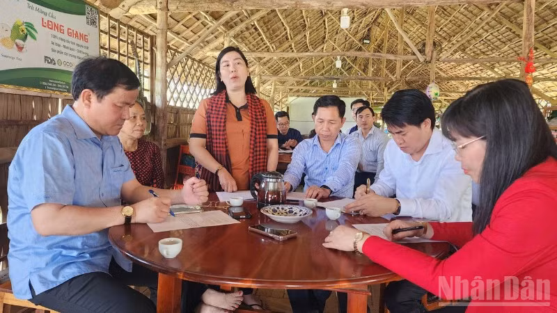 Lãnh đạo thành phố và đại diện các sở, ngành làm việc với Hợp tác xã Du lịch nông nghiệp Cồn Sơn, lắng nghe kiến nghị và đề xuất từ người dân.