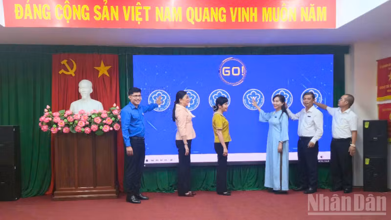 Ban Tổ chức thực hiện nghi thức khai mạc hội thi.