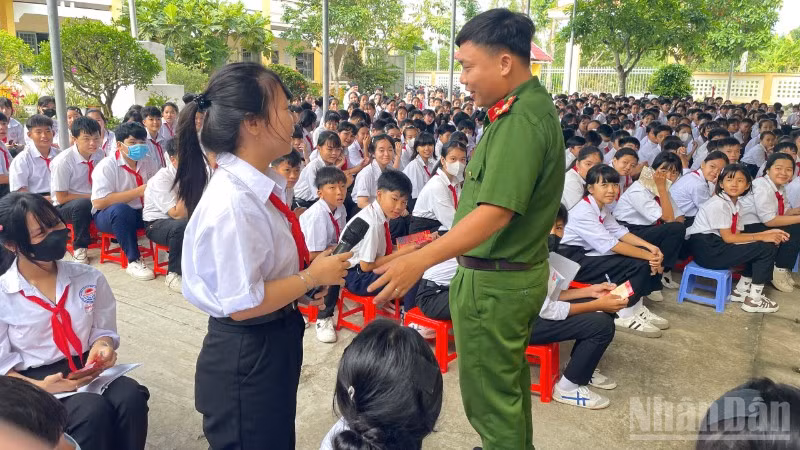 Tuyên truyền giáo dục pháp luật cho học sinh tại tỉnh Đồng Tháp.