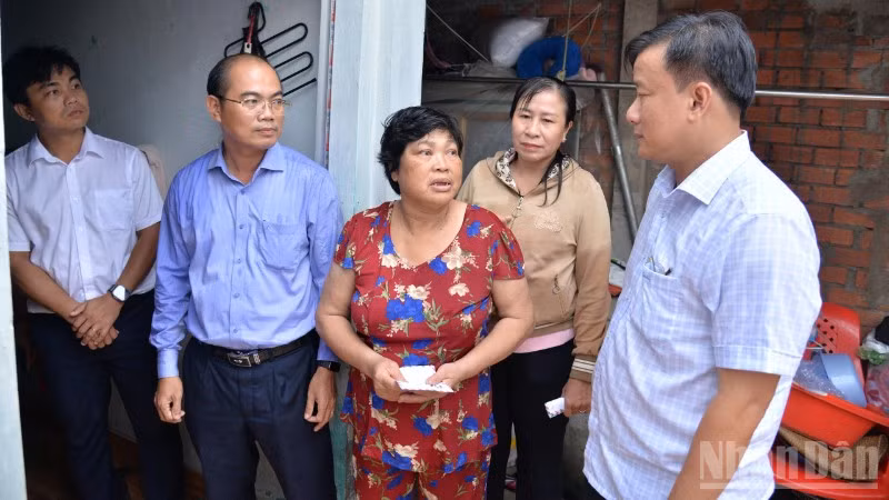 Lãnh đạo tỉnh Đồng Tháp cùng địa phương thăm hỏi, động viên và tặng quà cho gia đình bị thiệt hại do thiên tai gây ra.