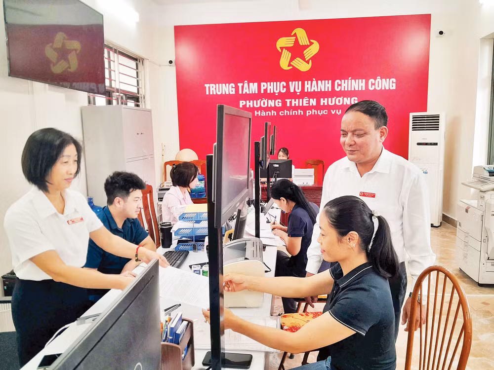 Cán bộ Trung tâm Phục vụ hành chính công phường Thiên Hương hướng dẫn người dân thực hiện thủ tục hành chính.