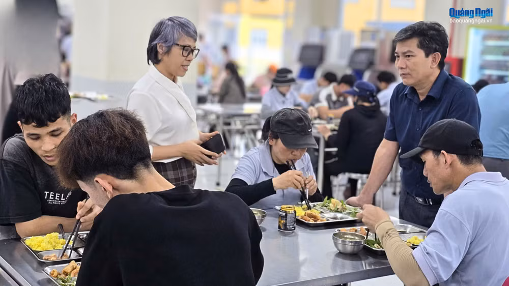 Công nhân Công ty TNHH Gesin Việt Nam cùng tham gia “Bữa cơm Công đoàn”.