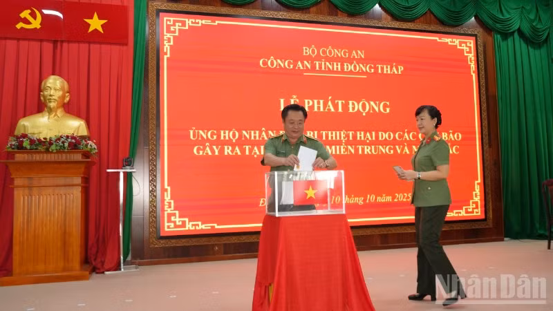 Các đồng chí trong Đảng ủy, Ban Giám đốc Công an tỉnh Đồng Tháp ủng hộ nhân dân bị thiệt hại.
