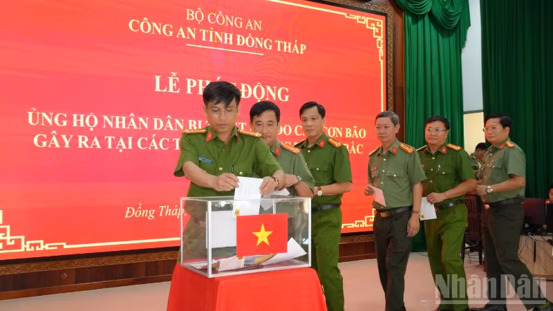 ndo_br_4-lanh-dao-cong-an-cac-don-vi-cap-tinh-ung-ho-nhan-dan-bi-thiet-hai-do-cac-con-bao-gay-ra-tai-cac-tinh-mien-trung-va-mien-bac-anh-trong-tin-2-6881.jpg